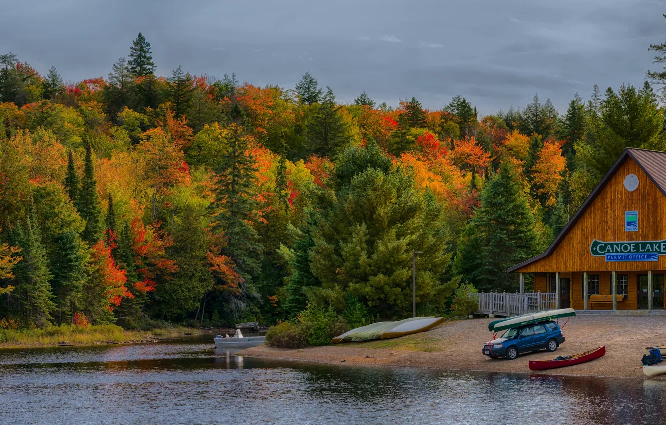 Фото обои авто, осень, лес, деревья, машины, озеро, берег, лодки
