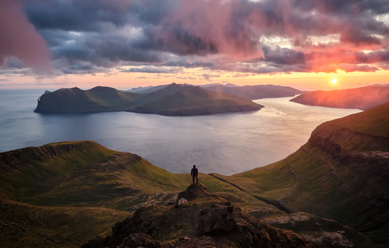 Фото обои острова, закат, горы, туман, скалы, человек, мужчина, Исландия
