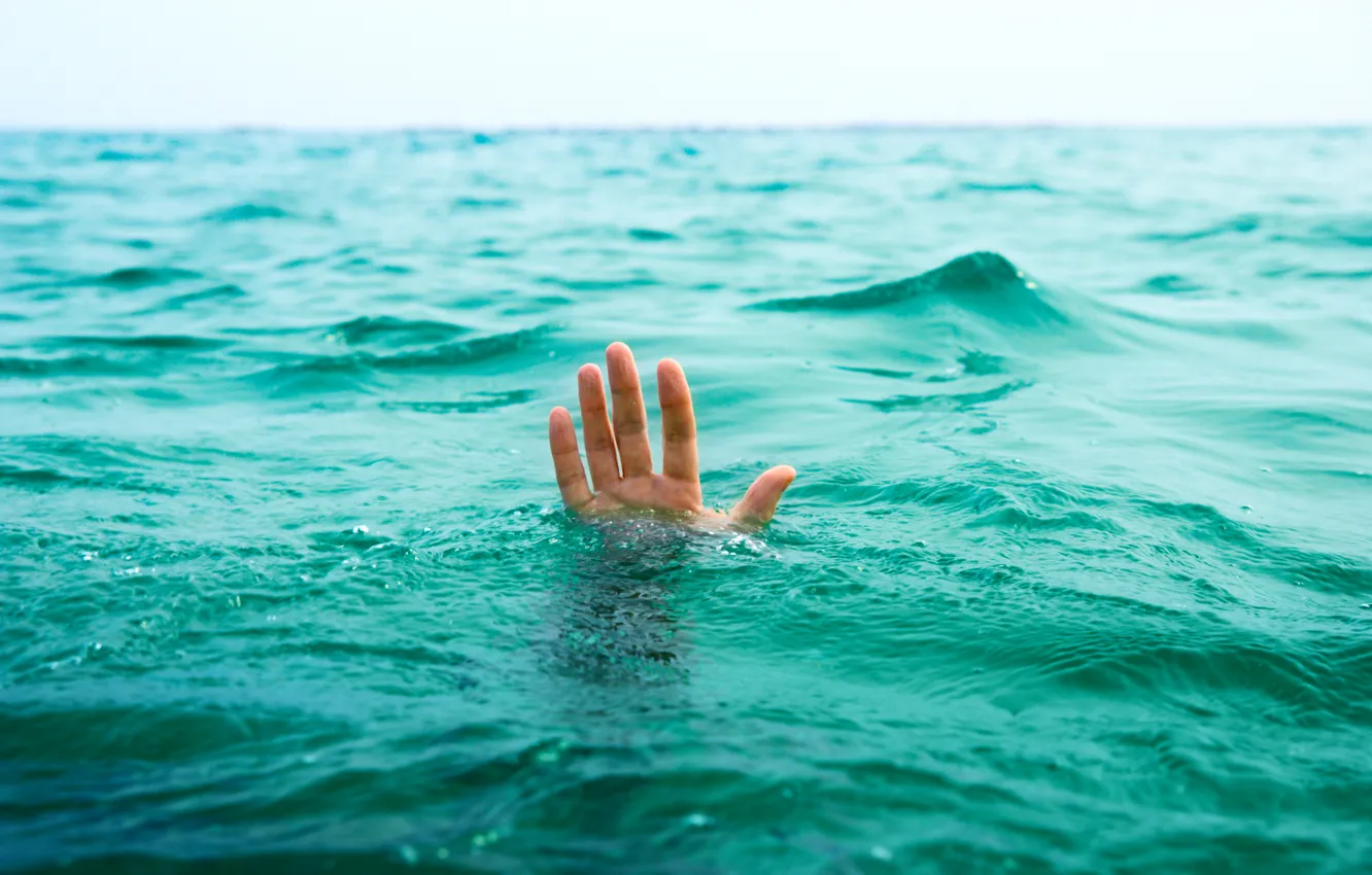 Фото обои море, вода, жизнь, ситуации, океан, рука, помощь, парень