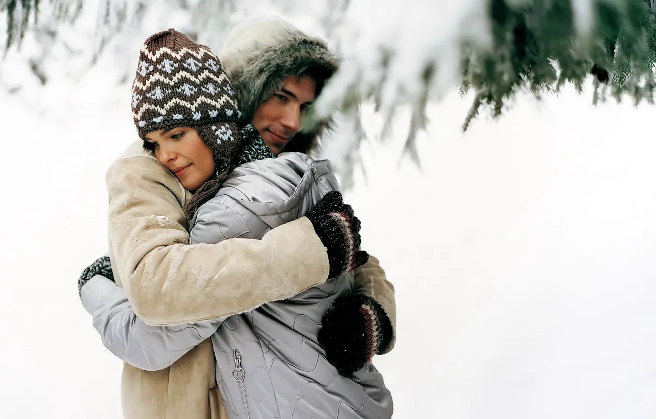 Фото обои зима, снег, нежность, объятия, пара, влюбленные, милая улыбка