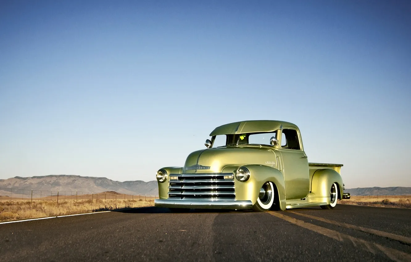 Фото обои Chevrolet, wheels, road, sky, front, hill, horizon, 1949