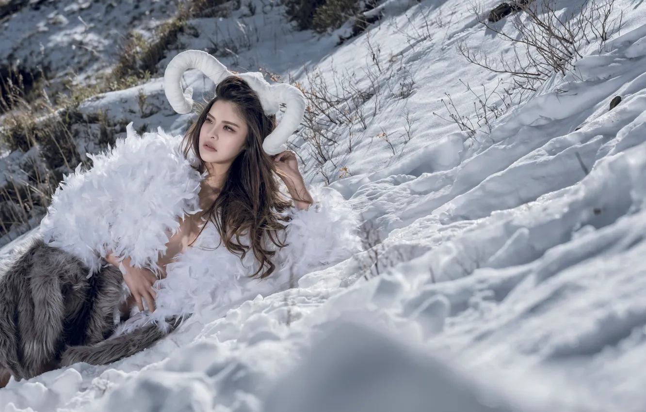 Фото обои зима, девушка, снег, стиль, перья, рога, мех