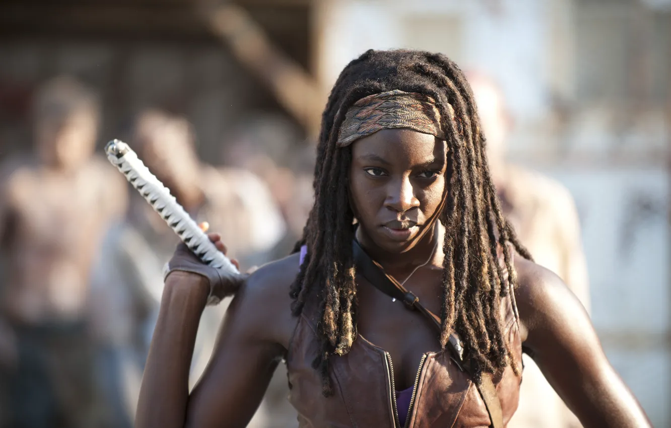 Фото обои взгляд, сериал, рукоятка, The Walking Dead, Ходячие мертвецы, Michonne, Danai Gurira, Мишонн