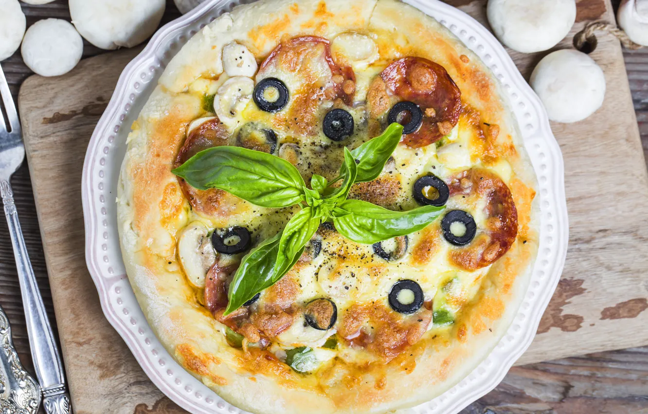 Фото обои грибы, пицца, pizza, маслины, салями, базилик