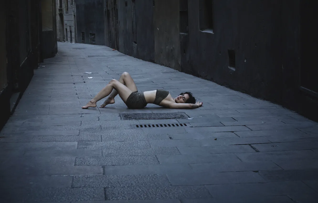 Фото обои девушка, улица, лежит