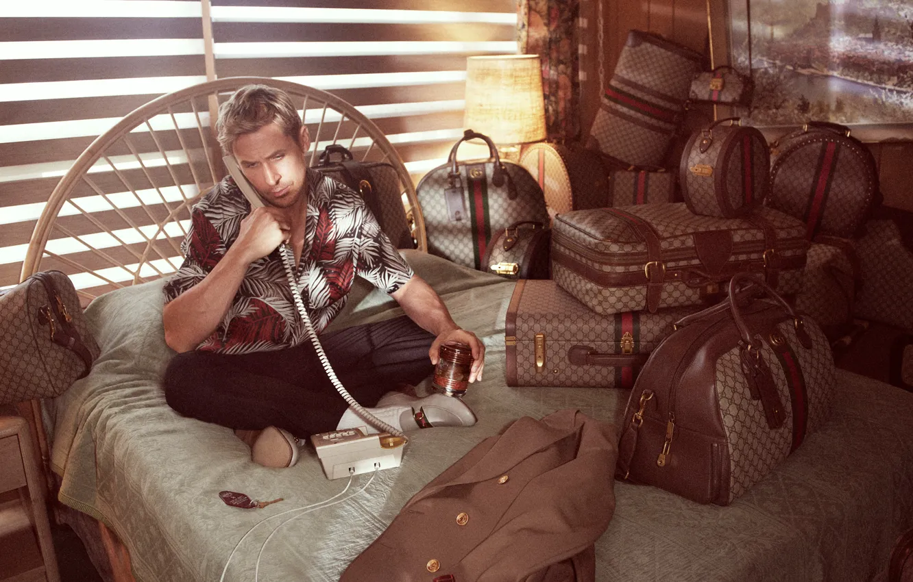 Фото обои Мужчина, Телефон, Коллекция, Ryan Gosling, Райан Гослинг, Gucci, Чемоданы, Guccis Spring 2022 collection