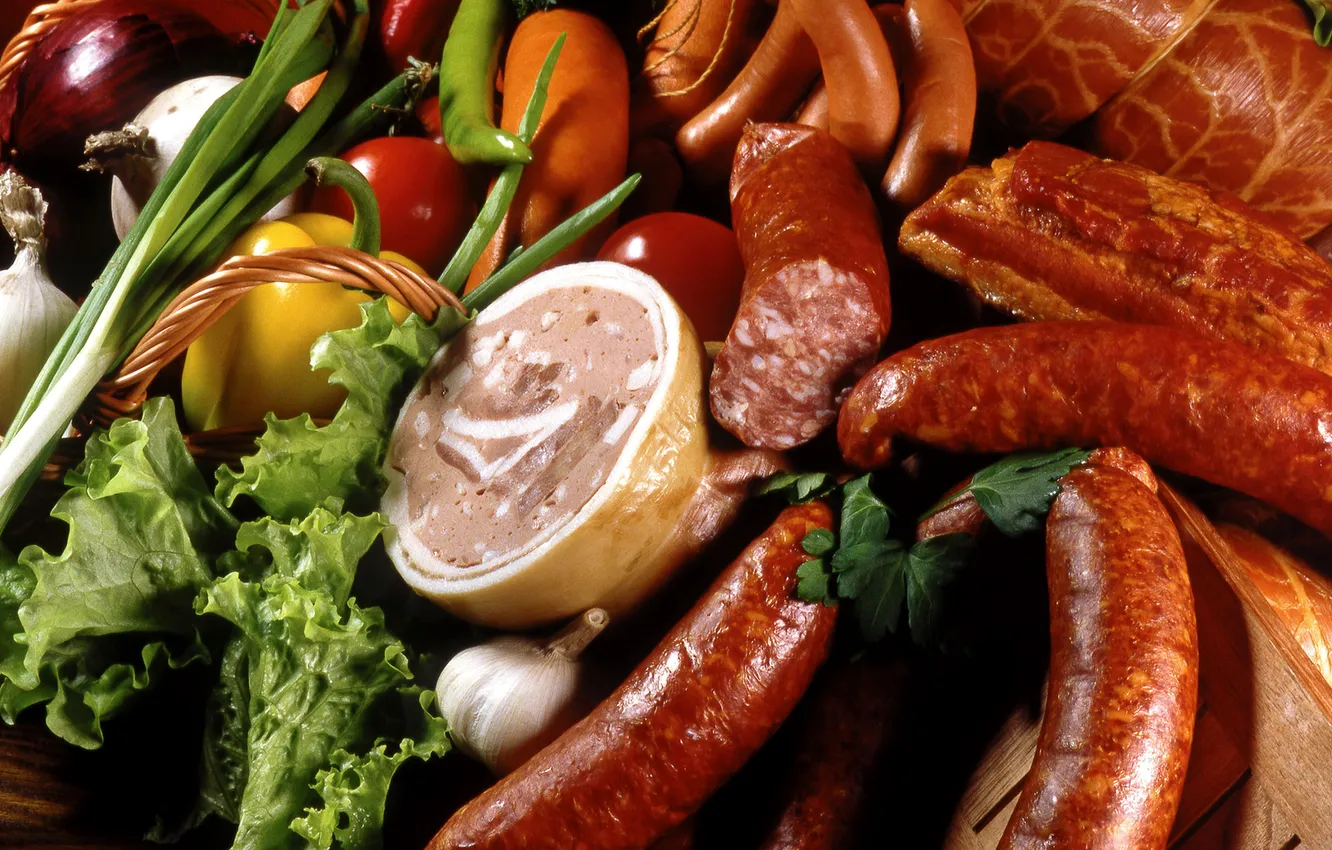 Фото обои сосиски, лук, перец, овощи, колбаса, чеснок