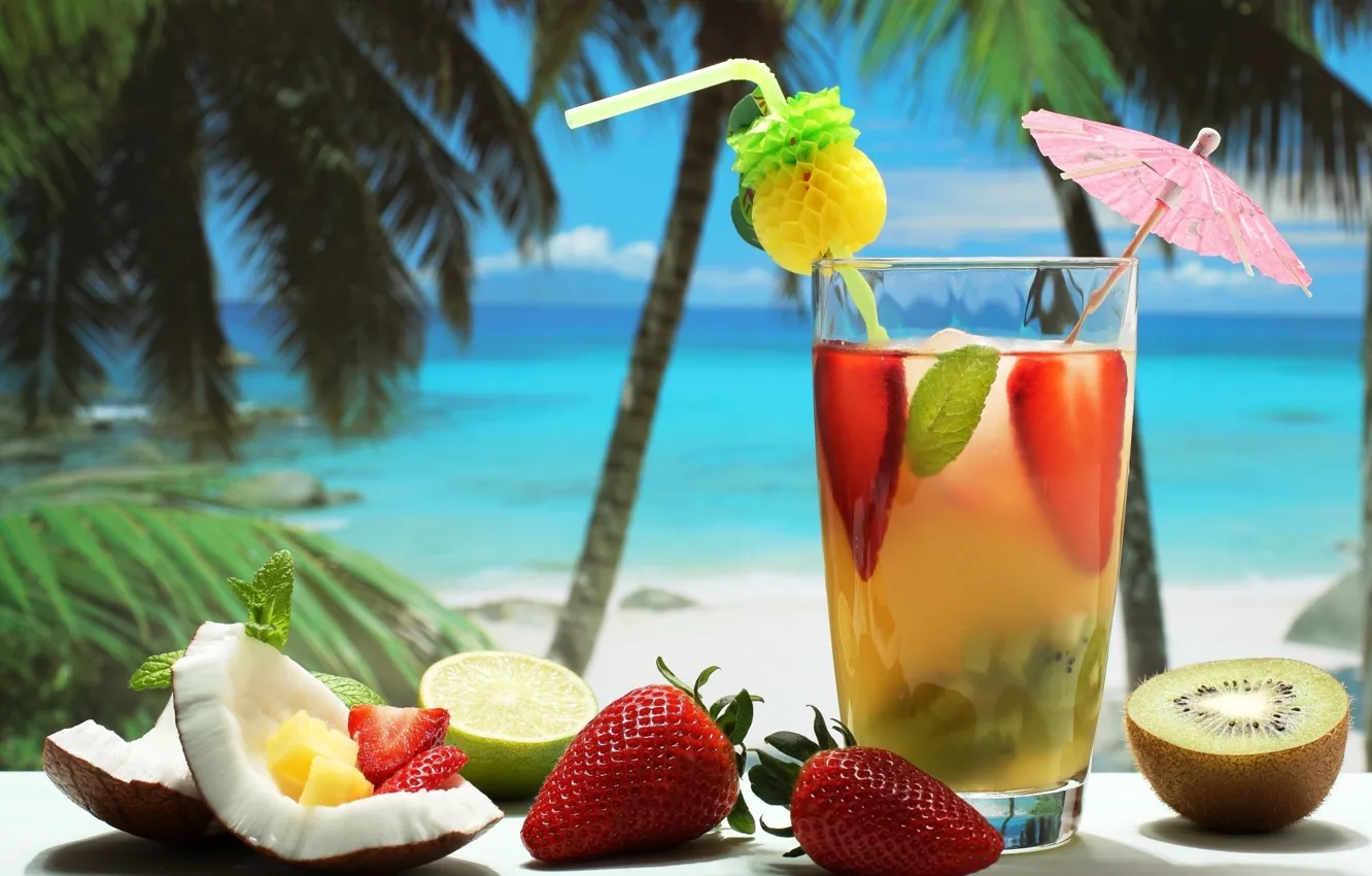 Фото обои пляж, лето, стакан, отдых, еда, кокос, киви, клубника