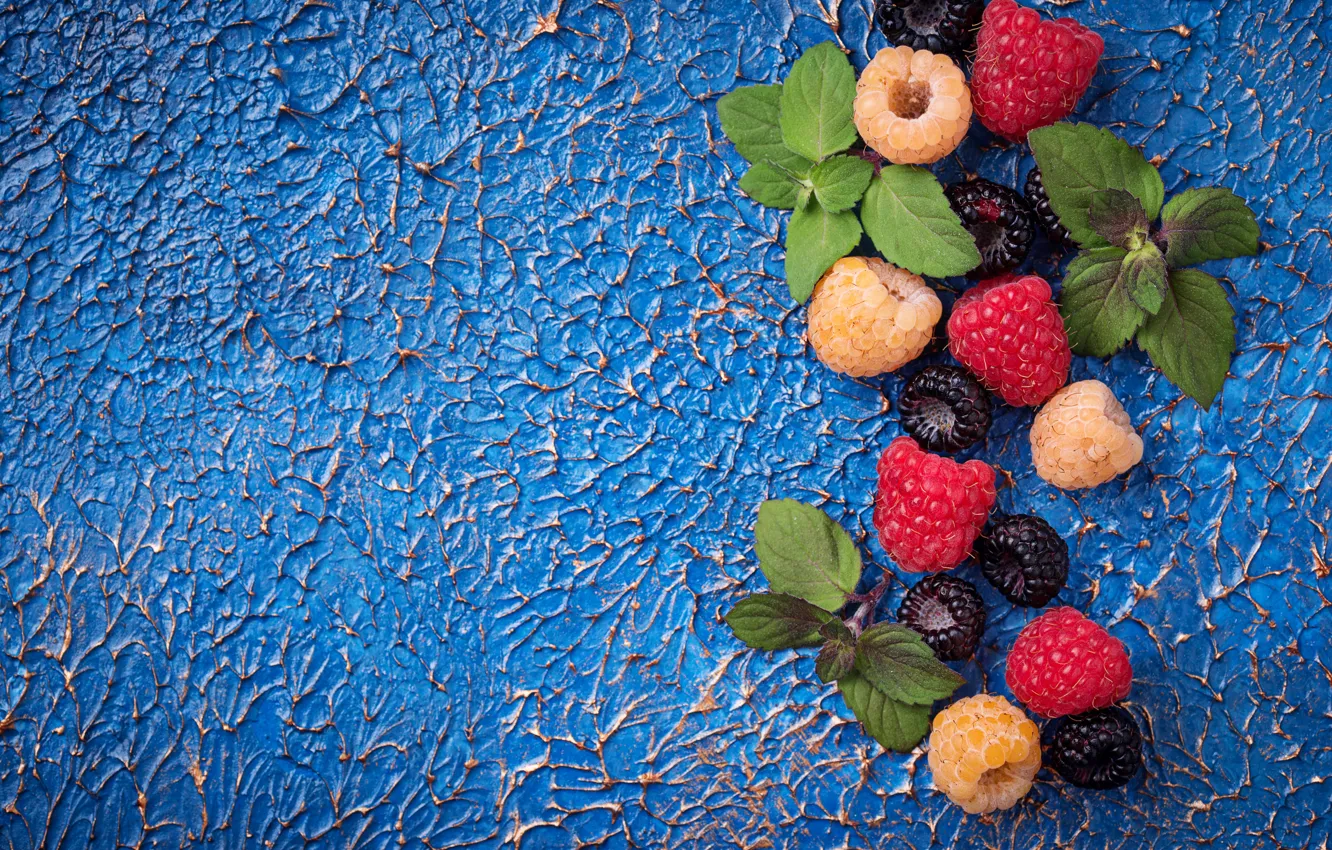 Фото обои малина, ягода, мята, синий фон