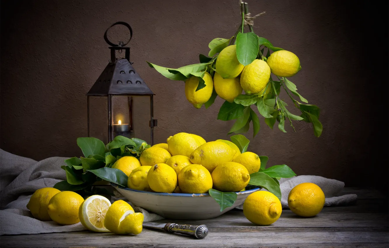 Фото обои темный фон, еда, фонарь, посуда, фрукты, натюрморт, лимоны, композиция