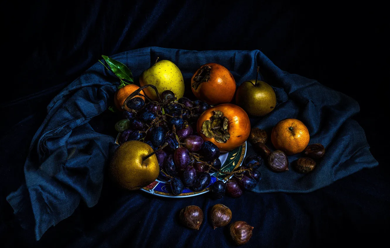 Фото обои синий, темный фон, яблоки, еда, виноград, ткань, фрукты, черный фон