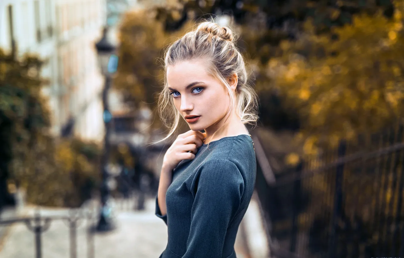 Фото обои girl, dress, photo, photographer, blue eyes, model, lips, face