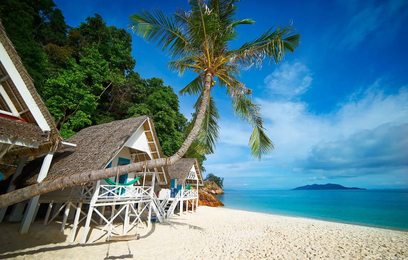 Фото обои песок, море, пляж, пальмы, домики, Малайзия