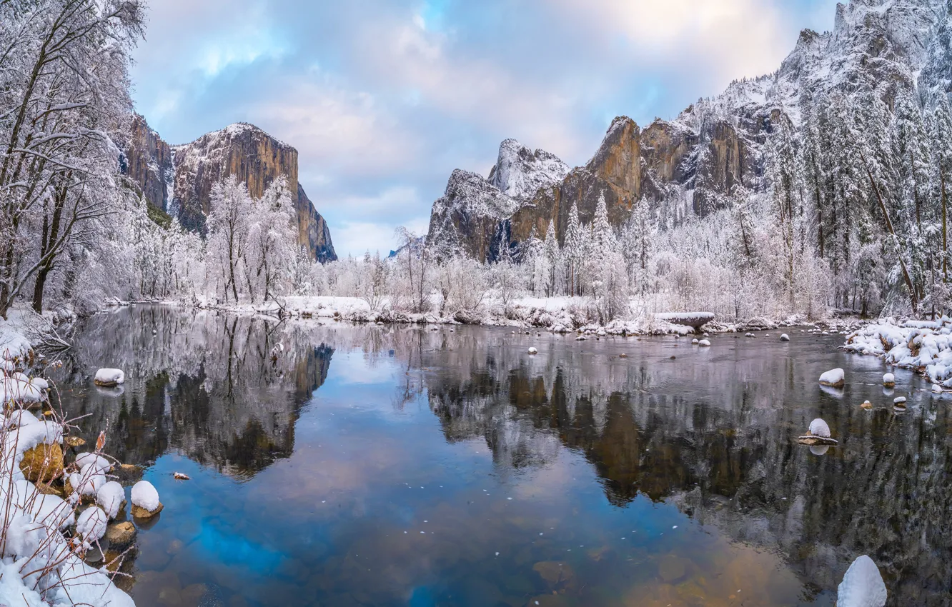 Фото обои зима, снег, деревья, река, скалы, Калифорния, USA, Йосемити