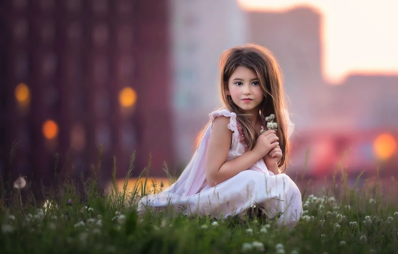 Фото обои девочка, цветочки, Angel in the city