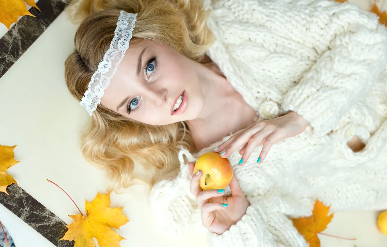 Фото обои глаза, листья, волосы, яблоко, портрет, блондинка, кофта