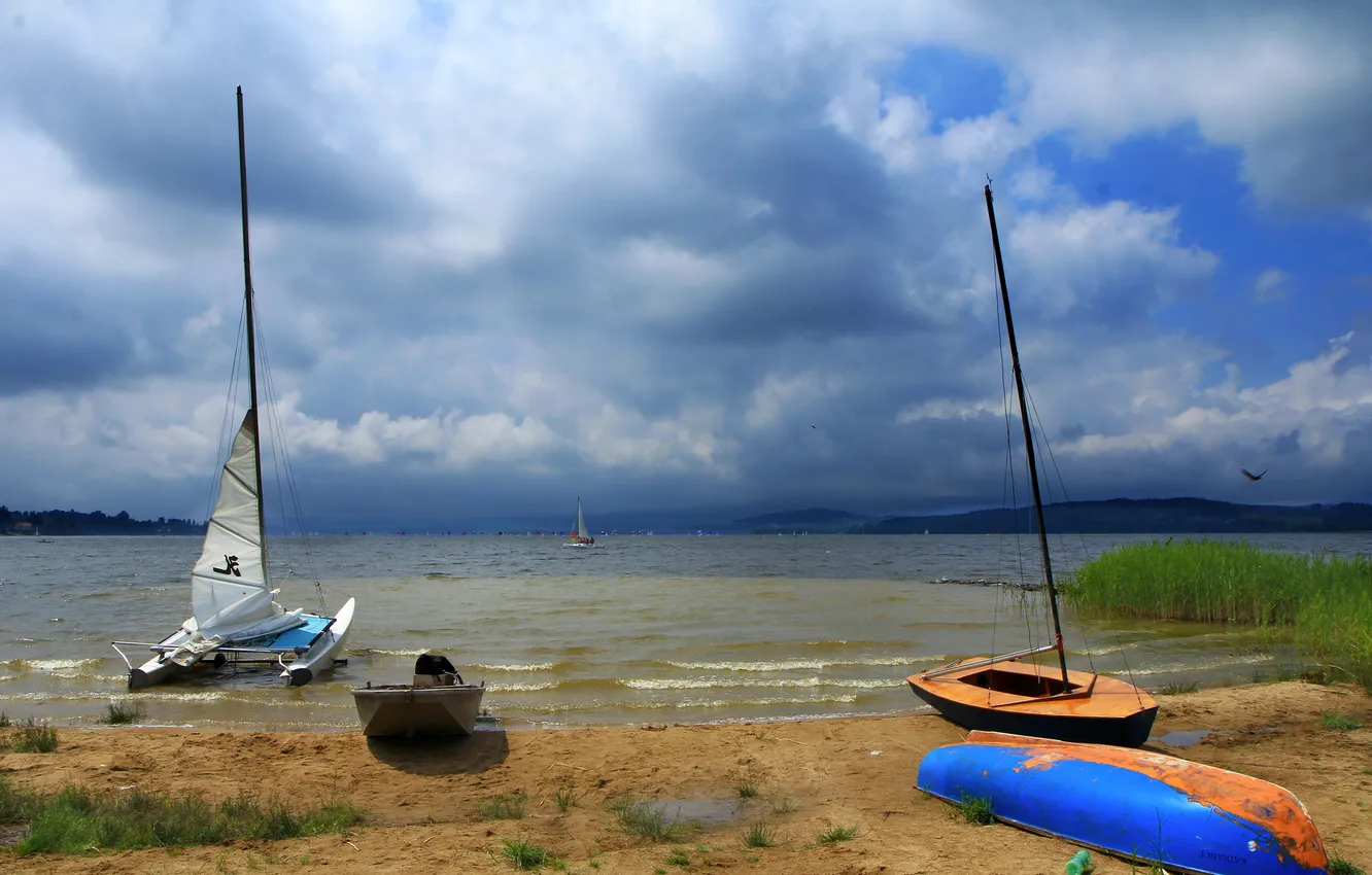 Фото обои песок, небо, облака, тучи, озеро, пасмурно, берег, лодки