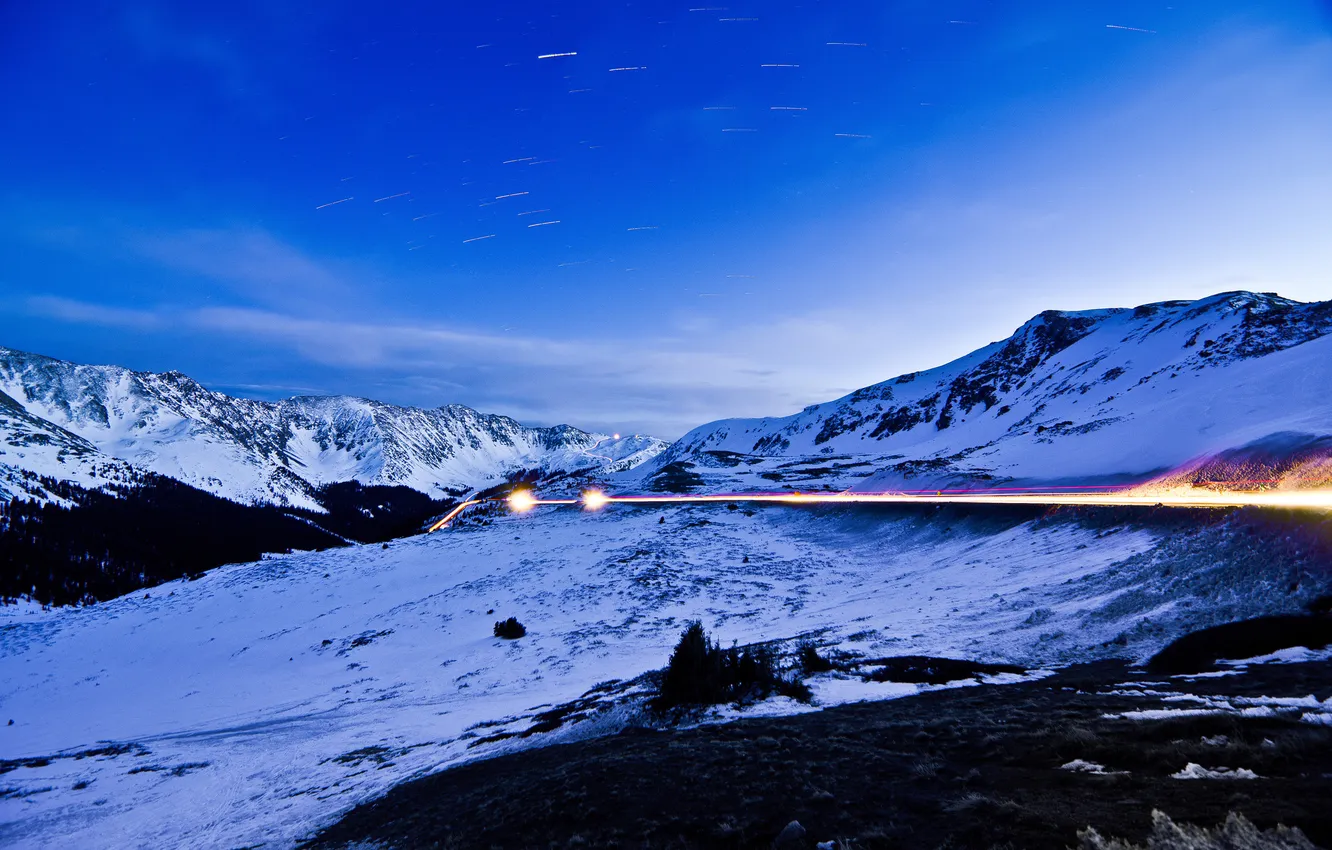 Фото обои дорога, снег, горы, огни, сумерки