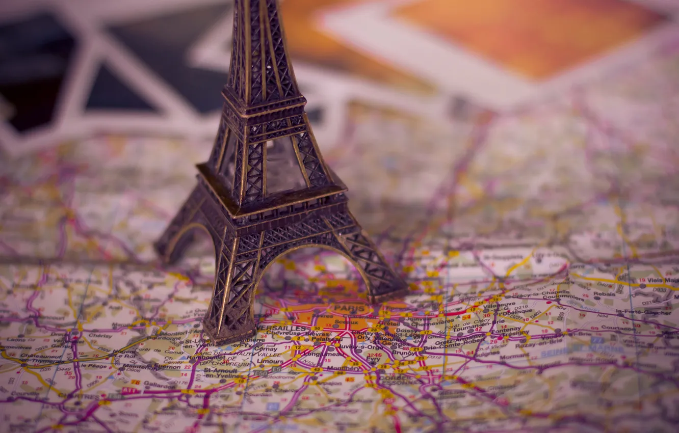 Фото обои эйфелева башня, париж, карта, фотографии, статуэтка