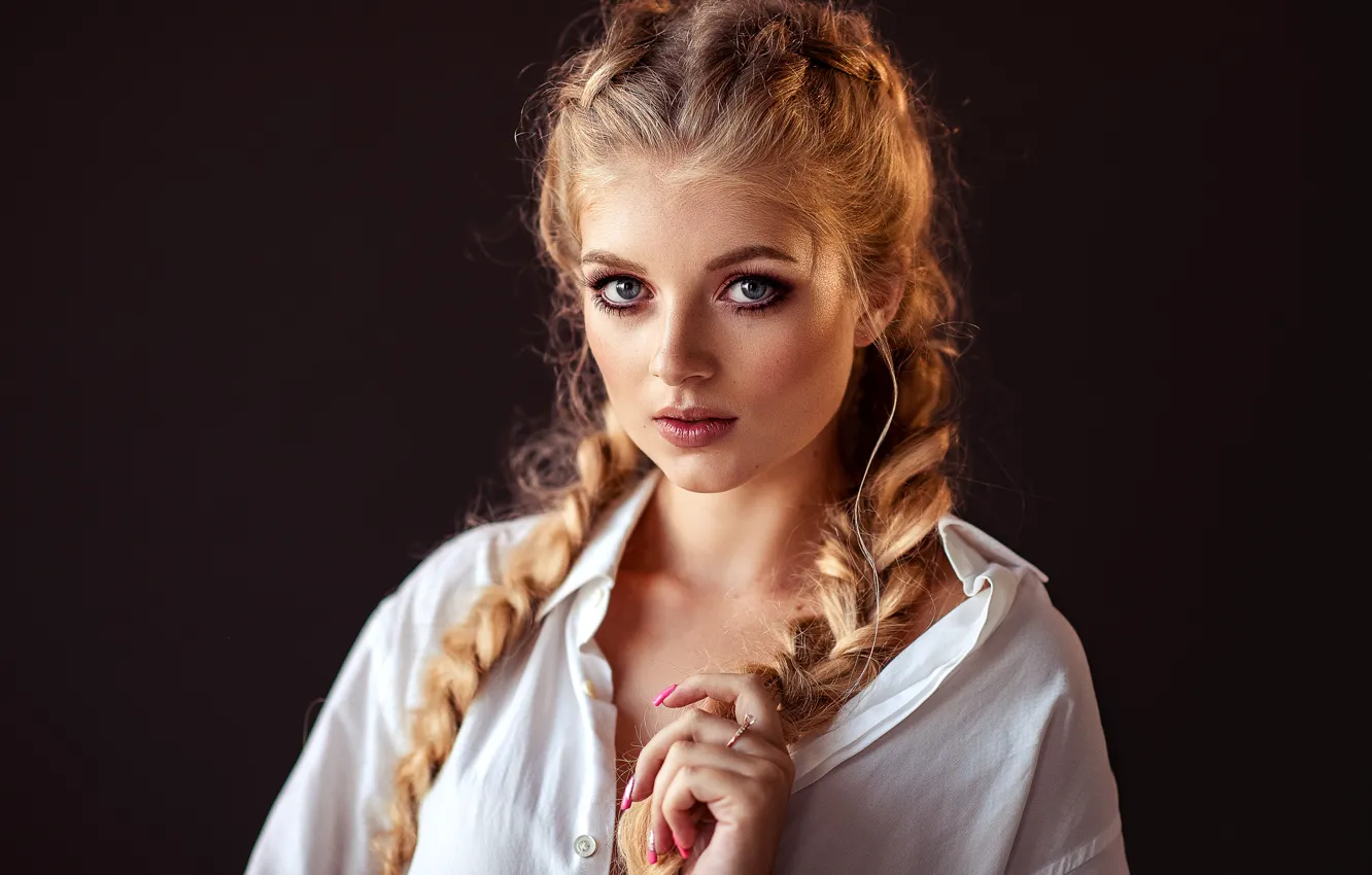 Фото обои взгляд, лицо, рука, портрет, Катя, косы, тёмный фон, Лена Миловидова