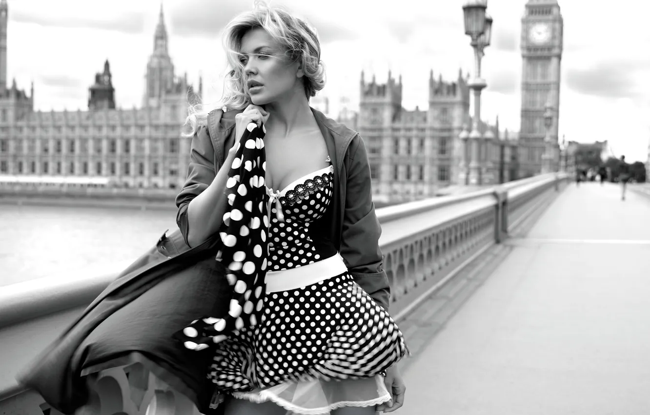 Фото обои девушка, мост, город, ветер, модель, Лондон, платье, черно-белое