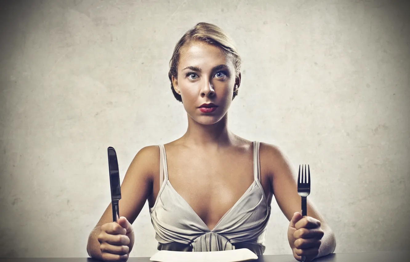 Фото обои plate, food, Blonde, table, looking lost, silverware