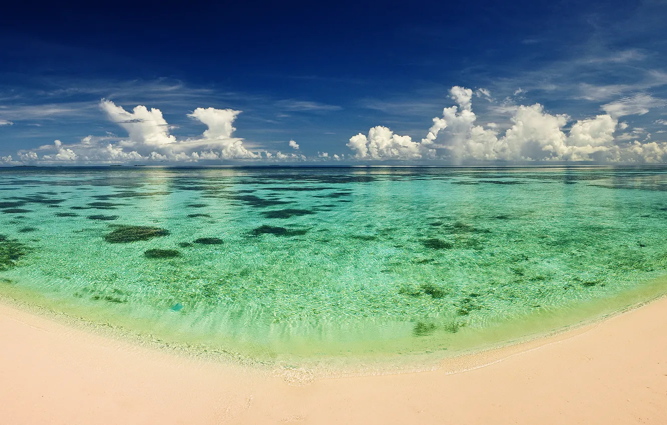 Фото обои песок, море, пляж, небо, вода, прозрачность, облака, тепло
