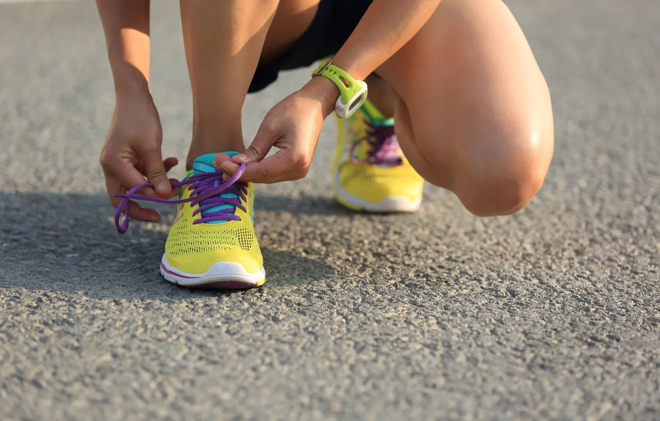 Фото обои woman, shoes, running, laces