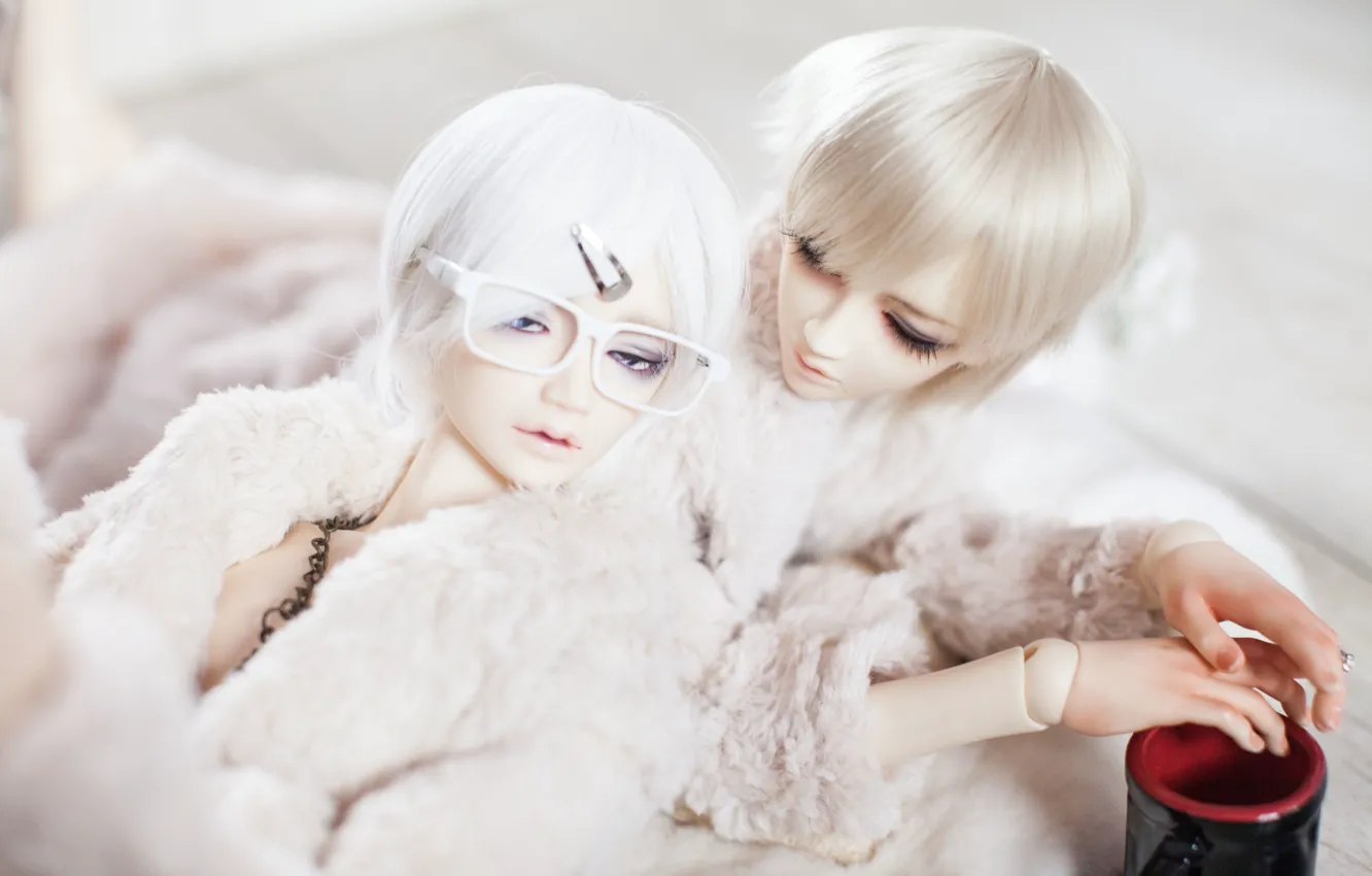 Фото обои кукла, очки, чашка, парни, белые волосы, заколка, doll, BJD