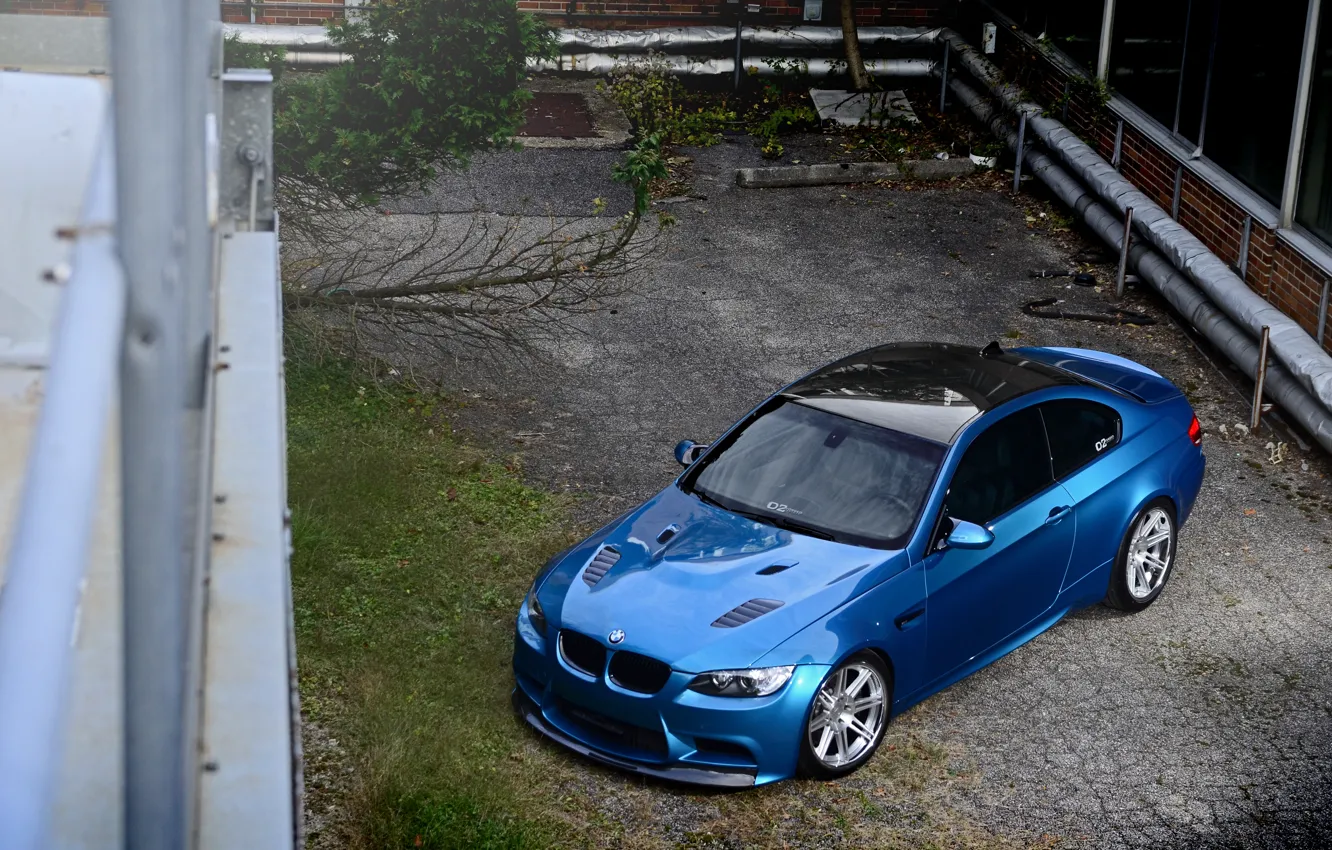 Фото обои крыша, отражение, голубой, BMW, БМВ, чёрная, e92, углепластик