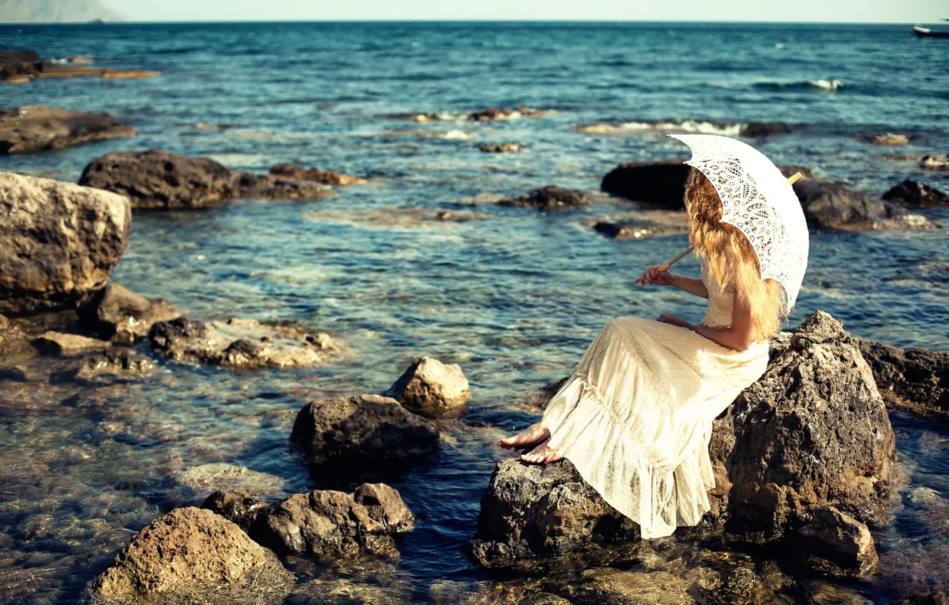 Фото обои море, девушка, зонт, платье