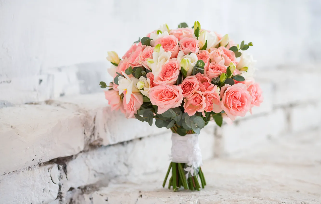 Фото обои цветы, розы, букет, кирпич, боке, фрезия