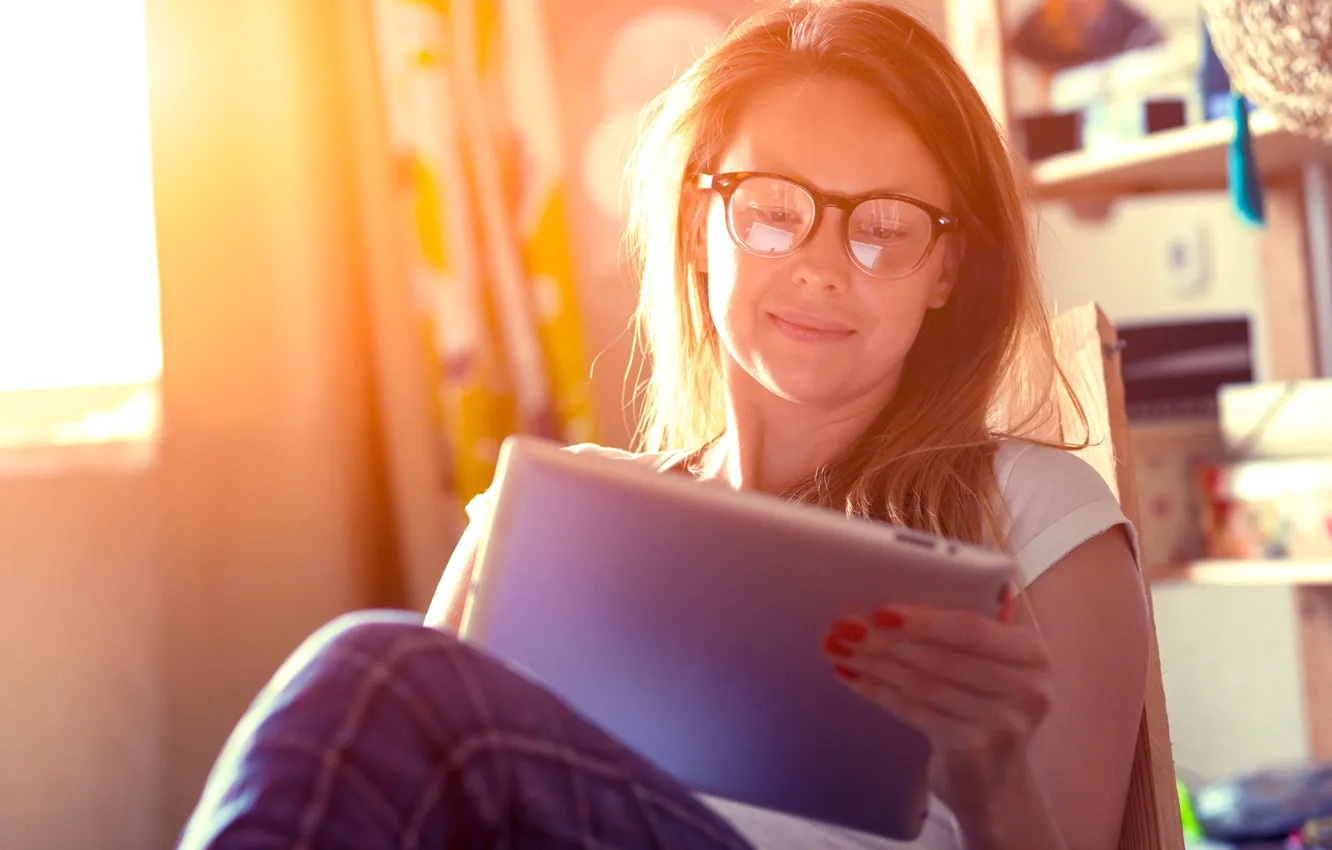 Фото обои relax, woman, sun, tranquility, happiness, technology, Tablet, reading glasses