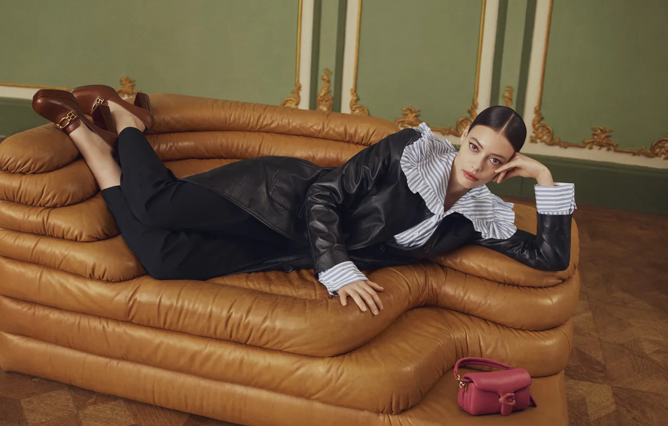 Фото обои Девушка, Взгляд, Сумочка, Лежит, Мода, Fashion, Handbag, Luxury on Your Terms