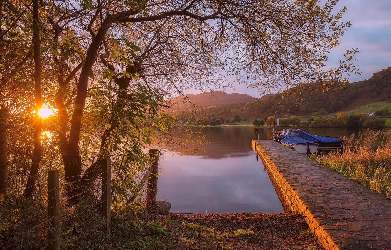 Фото обои солнце, деревья, закат, озеро, забор, лодки, причал, Шотландия