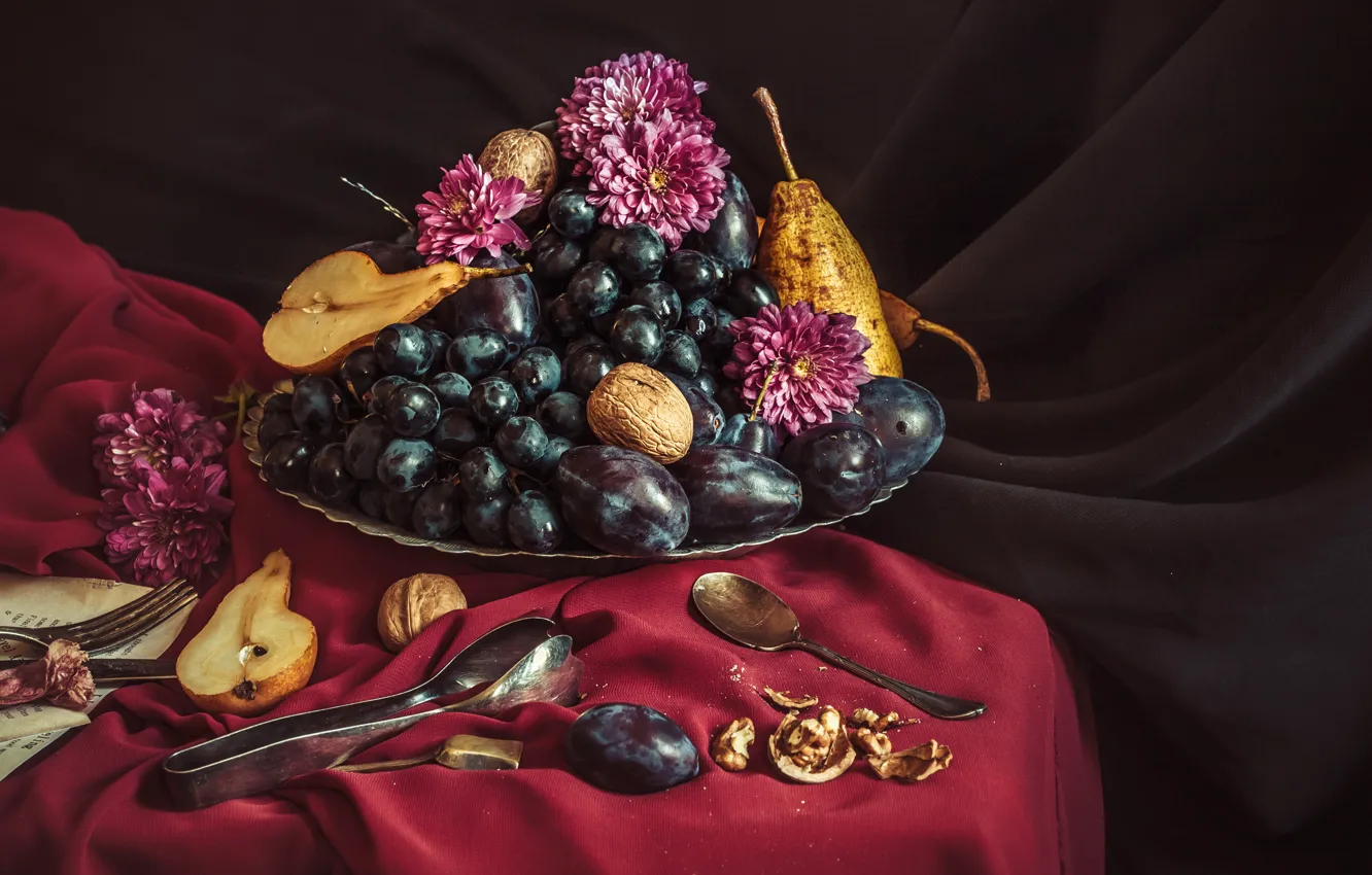Фото обои виноград, ваза, фрукты, орехи, натюрморт, скатерть