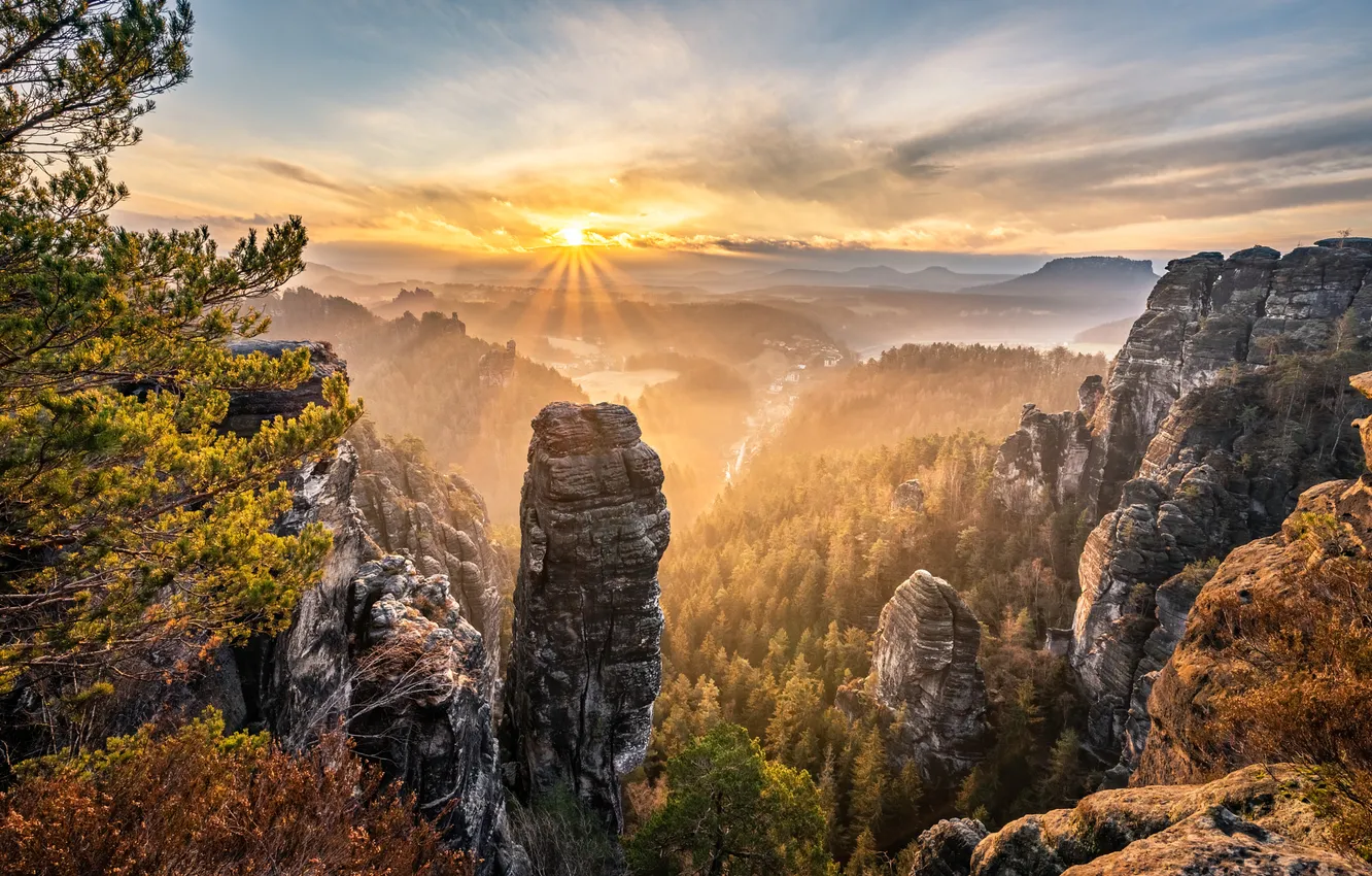 Фото обои осень, лес, солнце, горы, камни, скалы, вид, высота