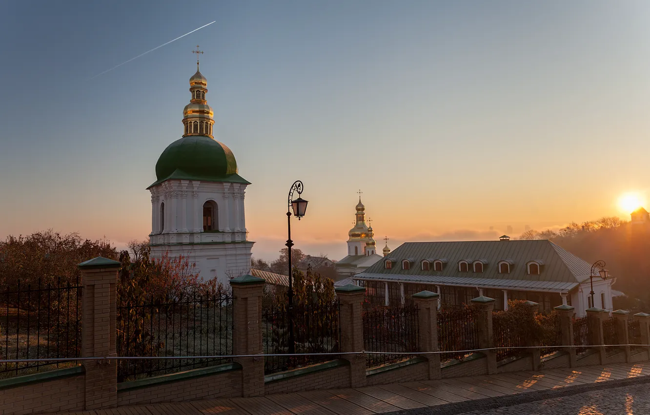 Фото обои осень, рассвет, улица, утро, церковь, фонарь, храм, Украина