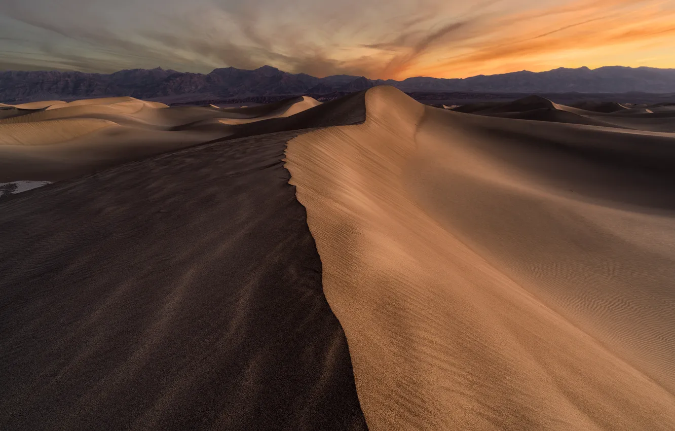 Фото обои песок, небо, облака, линии, закат, горы, скалы, пустыня