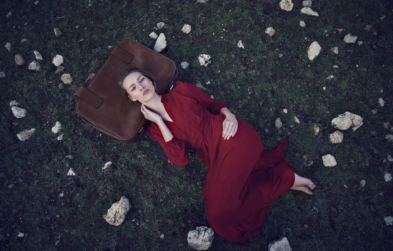 Фото обои трава, девушка, платье, лежит, чемодан