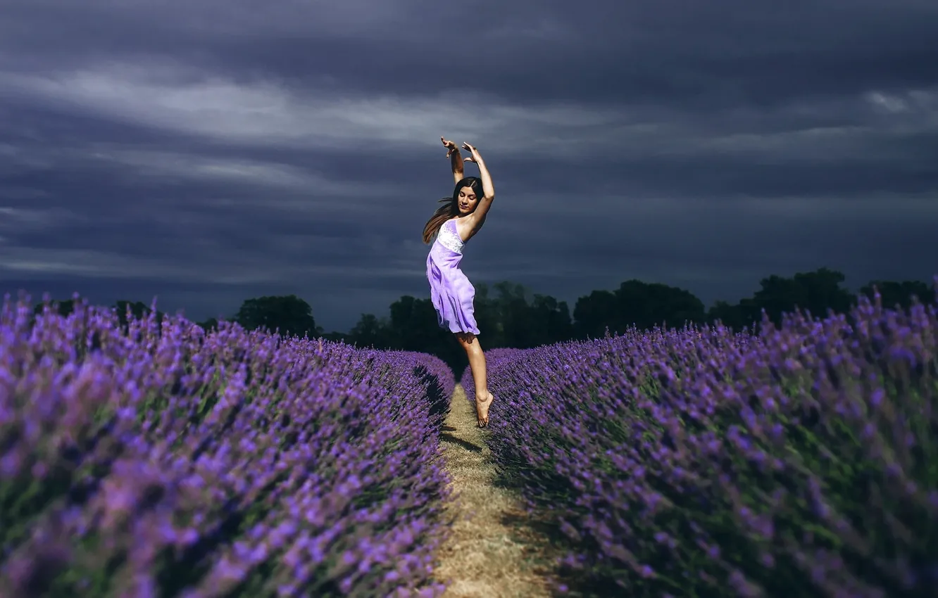Фото обои поле, девушка, цветы, настроение, прыжок, танец, лаванда