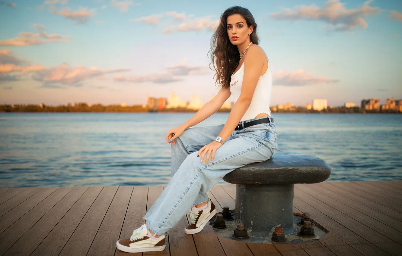 Фото обои взгляд, пейзаж, поза, река, модель, портрет, джинсы, макияж