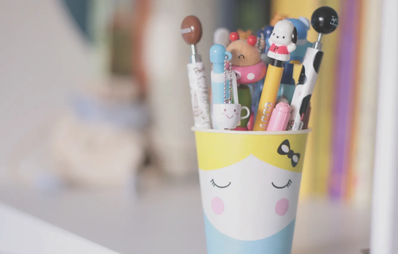 Фото обои фон, настроения, размытие, карандаши, мишка, кружка, чашка, ручки