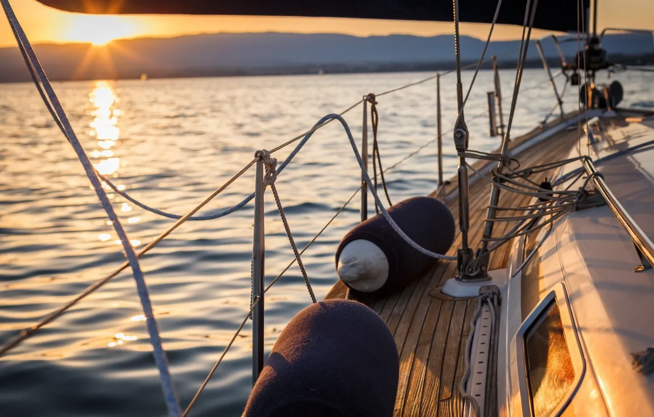 Фото обои море, солнце, закат, отражение, побережье, вечер, яхта, парус