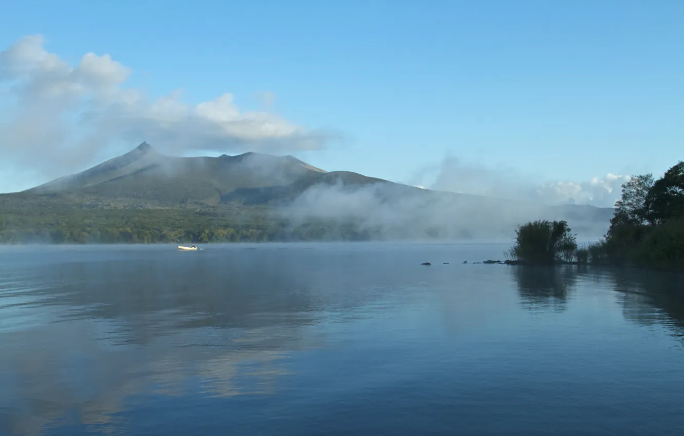 Фото обои туман, озеро, лодка, гора