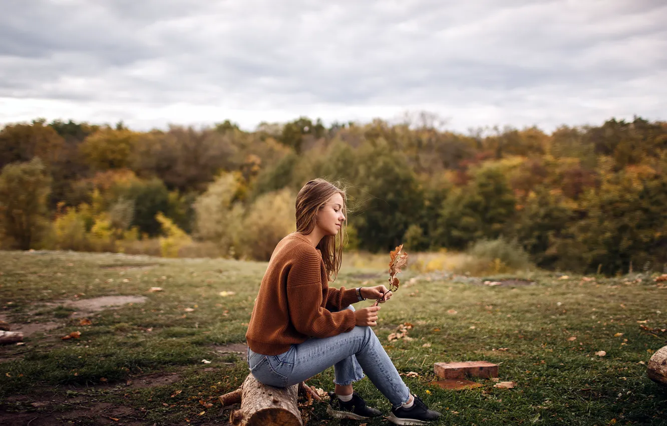 Фото обои осень, трава, девушка, природа, поза, свитер, боке