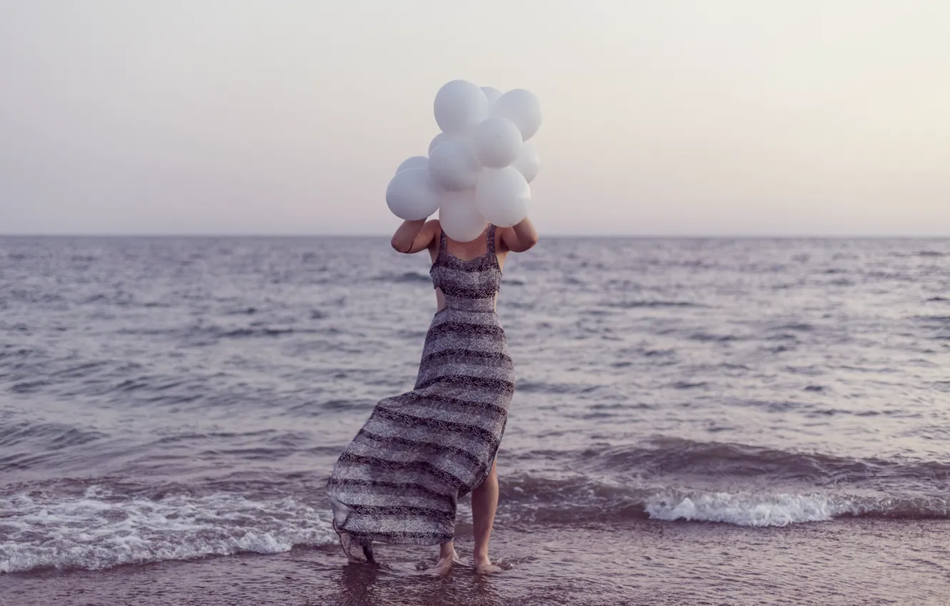 Фото обои waves, girl, beach, twilight, dress, sea, ocean, seascape