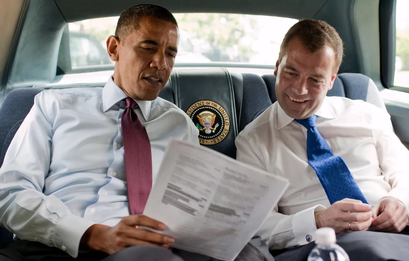 Фото обои улыбка, галстук, салон, президенты, обама, чтение, красный и синий, дмитрий медведев