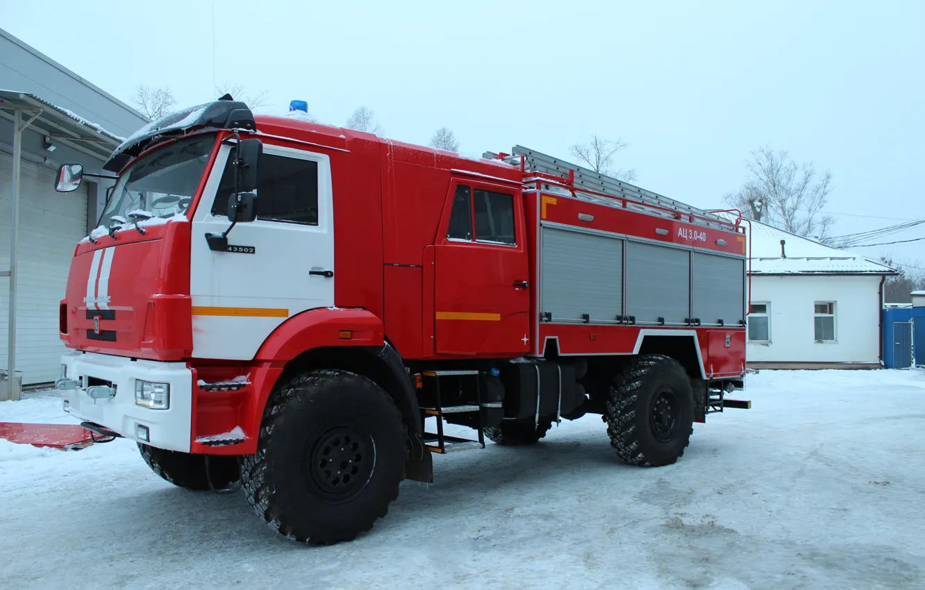 Фото обои зима, небо, снег, кабина, колёса, пожарная машина, большая машина, Камаз-43502