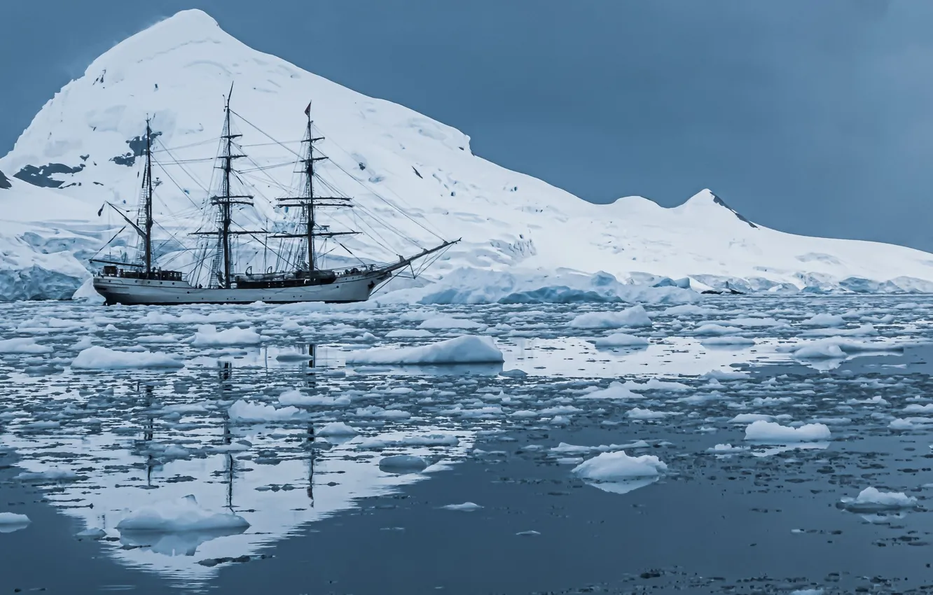 Фото обои море, снег, горы, парусник, льдины, монохром, Антарктида, Барк Европа